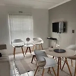 Relaxed Apartment In Muizenberg